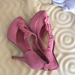 Salmon pink suede heel with ruffle - size 8.5